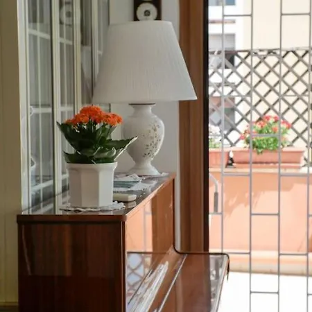 Chic And Spacious Penthouse Apartment *